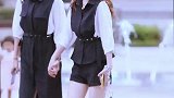 两位美女这么辣眼睛的动作也能这样子玩