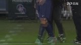 伊布场边喝水裁判竟抢水瓶 这下奉先可忍不住了
