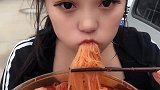 美女直播爆辣粉丝，看她这么不顾一切的吃，真怕她呛嗓子！