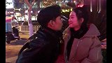 小伙想要“亲亲”，女朋友笑着一直在躲，这一幕好羡慕！