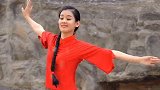 姐姐即兴表演“经典白毛女”，舞姿优美笑容迷人，感觉比专业人跳