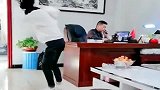 老爸一不给零花钱，闺女就这样在办公室捣乱，还真是一物降一物！
