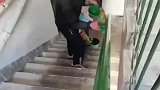 女子看到工人用手套刷油漆，彻底颠覆了认知