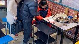 父母再忙也要多陪陪孩子，可怜的孩子想见父母用这种办法