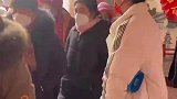 新郎结婚现场用大喇叭循环炫耀