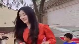 朱之文儿媳开豪车回家，村里人围着看，网友：转移目标了！