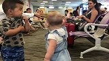 机场偶遇的中国小男孩和外国小女孩，接下来发生的一幕太暖心了