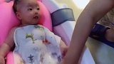 妈妈给小宝宝洗澡的时候，故意逗宝宝开心，宝宝突然懵了！