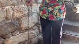 山村里勤劳的人，靠着自己的肩膀挑起家庭生活的重担