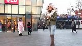 街拍：皮毛领机车服显可爱，牛仔裤过膝靴秀美腿，这个女孩真养眼