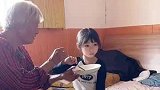 白发老人教罕见病女孩，用勺子吃饭