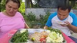 夫妇俩吃一盘凉拌米线，泰国的美食制作简单，夏天吃却很开胃