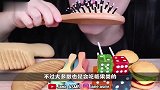 美女极限挑战“爆辣”美食，一口秒吞生螃蟹，看得一阵胃疼