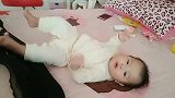 小家伙可真能干，一个人躺床上玩了起来，小腿蹬得真有劲！