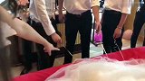 伴郎抽到什么喝什么，抽到农夫山泉的那位估计都想哭了