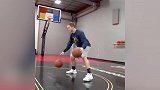 篮球基本功？双手各运一球还能玩这些花里胡哨的动作太秀了