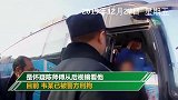 男子掌掴公交司机还踢飞其手机：他老从后视镜看我