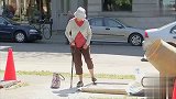 陷入水泥地的路人连忙呼救，没想到水泥池里居然还有人