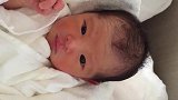 刚出的宝宝脸部红润有光泽，超水灵的眼睛，真的是太可爱了