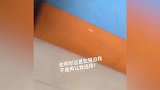 搞笑瞬间：小伙子最终还是屈服于恶势力