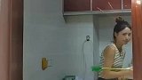 五个菜四个是鱼，男子见状双手不停颤抖