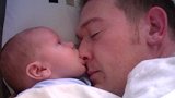 小宝宝和爸爸一起睡，突然饿了，张嘴就啃起了爸爸的鼻尖