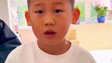 男孩心疼爸爸没买过衣服