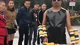 大叔自制塑料环保时装, 走上大街瞬间成为焦点