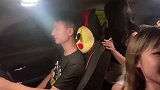 小伙子，你这艳福不浅呐！