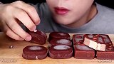 美女试吃人气巧克力脆皮雪砖