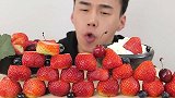 小哥吃草莓、车厘子、蓝莓，配鲜奶油