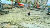 工地施工，真为大哥捏了一把汗，若不是因为生活谁会这样