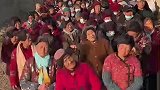 男子带着全村奶奶一起拍视频