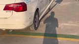 驾校教练拍下搞笑一幕，女学员竟然把杆子碰倒了