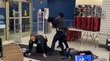 美国纽约一男子在商场偷窃时被两名警察阻拦 试图逃走后被捕
