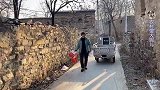 大妮下地窖拾宝贝，年迈叔叔前来帮忙，有叔叔惦记也是一种幸福
