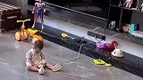 保姆发现宝宝在玩插线板，立马扔下扫把拔掉电源