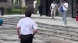 就算摔倒了，都能留一个潇洒的背影