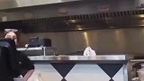 网红拍视频捉弄店员，经理力挺员工霸气拒卖