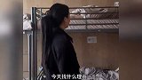 男子三次蹭住21元一晚的旅舍，老板娘要钱却遭其怒抢手机称：迟早倒闭！