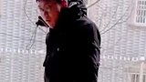 金毛想吃肉干，却遭到主人拒绝！这狗娃子竟然这样干，你是真狗啊