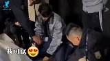 彭于晏啪一声跪地给粉丝签名吓坏观众，还用舌头舔钢笔头超接地气