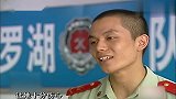 少年在闹市区意图轻生，其女友突然现身，协助消防员救人