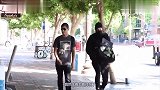 国外街头爆笑恶搞,小哥假扮抢劫犯,竟引来了警察!