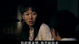 美女挪动着椅子，帮小伙解开了绳子