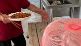 外孙第一次给外婆煮饭