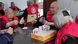 八旬偏瘫奶奶为打牌，用一盆米让纸牌立起来