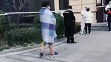 保安大爷回眸一看，说小伙子真是太不容易了