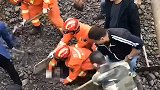 男子被塌方砂石困住只露头部 消防徒手刨砂石救出