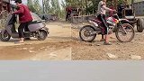 电动车与摩托车拔河，被摩托车狠狠羞辱